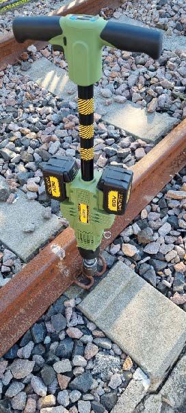 Mașină de bulonat și găurit traverse portabilă MAV 2200B